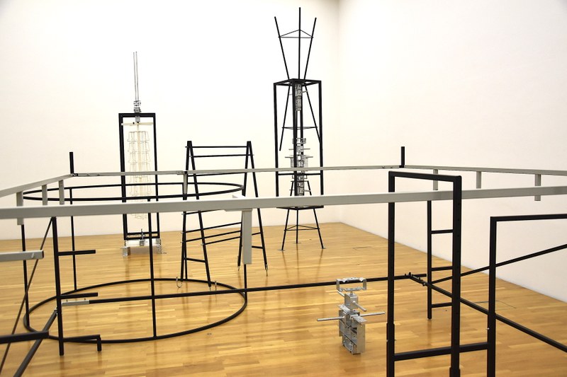 Willi Kopf: System Impact I, 1990-2020, Materialien aus der industriellen Massenproduktion (Fotos: Karlheinz Pichler)