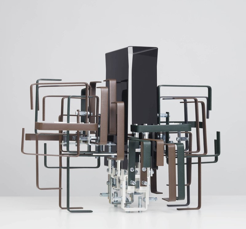 Willi Kopf: Polypod (2018), Materialien aus der industriellen Massenproduktion (Foto: Josef Schaur-Schmidinger)