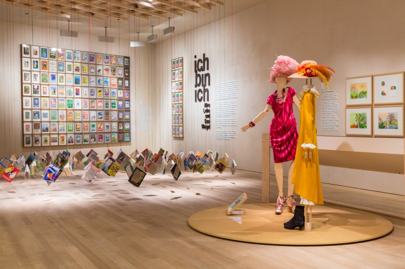 Ausstellungsansicht „Ich bin ich - Mira Lobe und Susi Weigel“ (© vorarlberg museum)