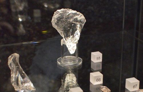 BERGAUF BERGAB: Steinzeitlicher Beil aus Bergkristall (Deutsches Bergbau-Museum Bochum)