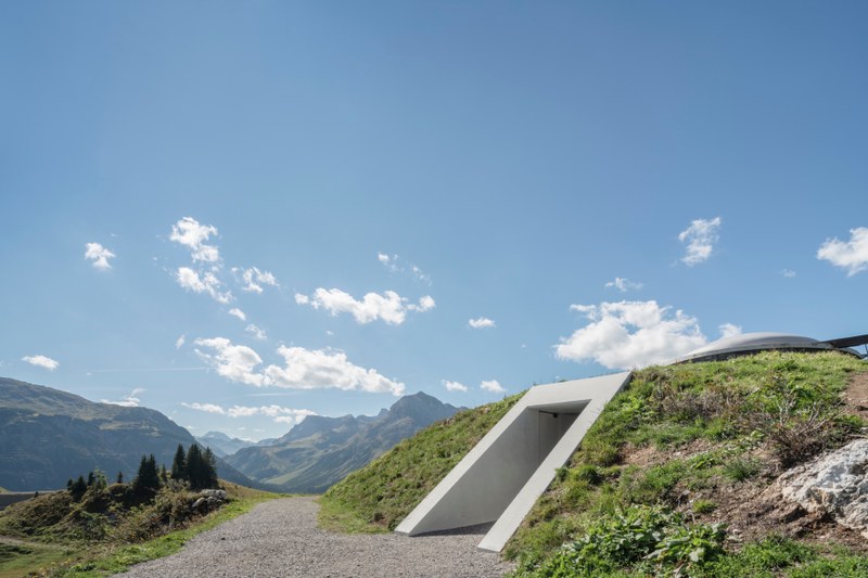Durch einen Tunnel gelangt man in den Innenraum des Skyspace