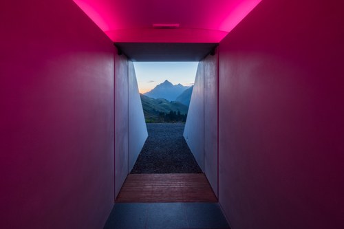 Einzigartig in Lech: die Kombination aus Skyspace und Farbfeldraum (Fotos: Florian Holzherr)
