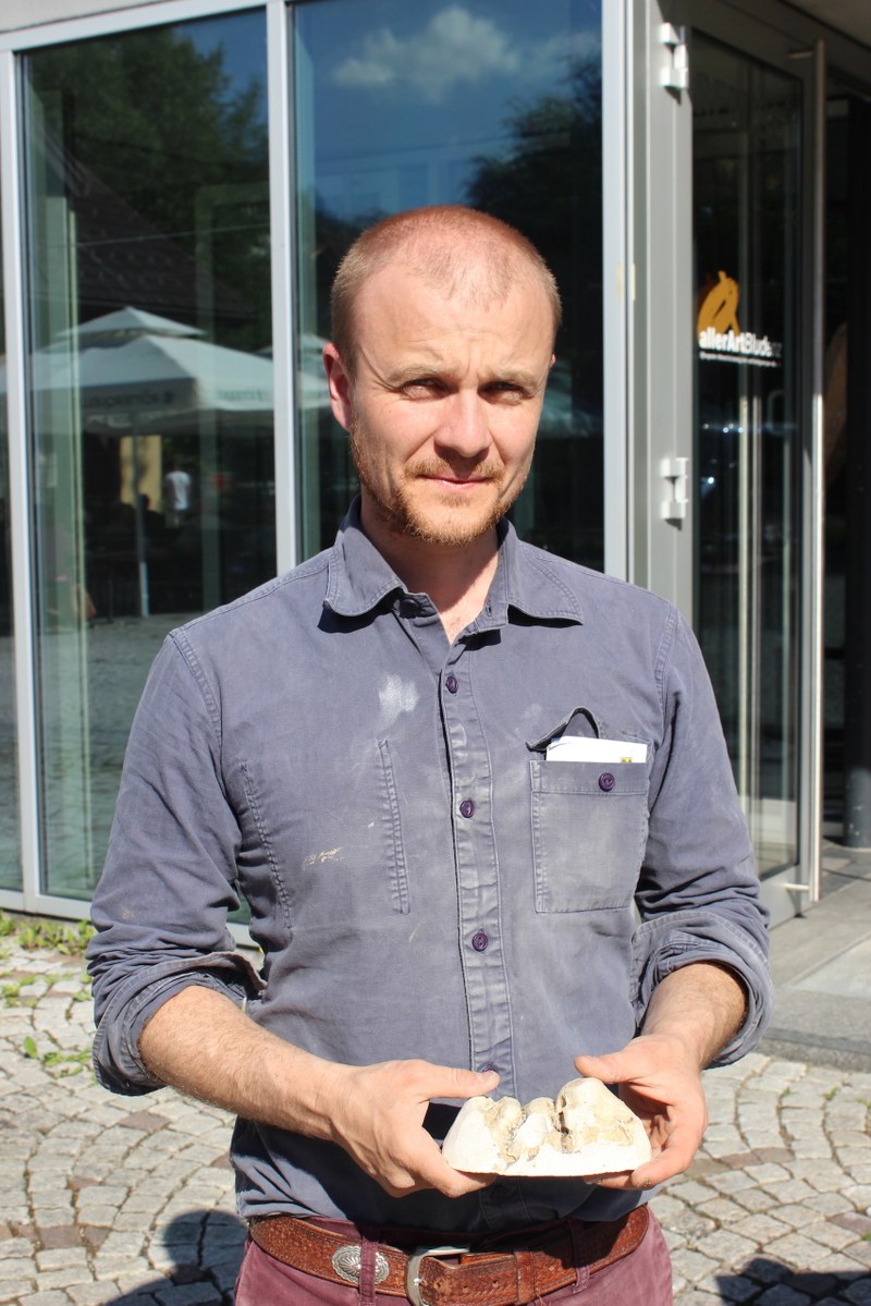 Künstler Simon Kindle präsentiert den Gipsabguss der Mund- und Nasenpartie des Riedmiller-Denkmals (Fotos: Karlheinz Pichler)