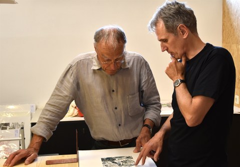 Nino Malfatti und Markus Gell begutachten die neue Lithografie