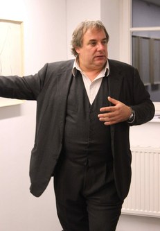 Künstler Christian Ruschitzka bei der Vernissage in der Harder Galerie.Z (Alle Fotos: Karlheinz Pichler)