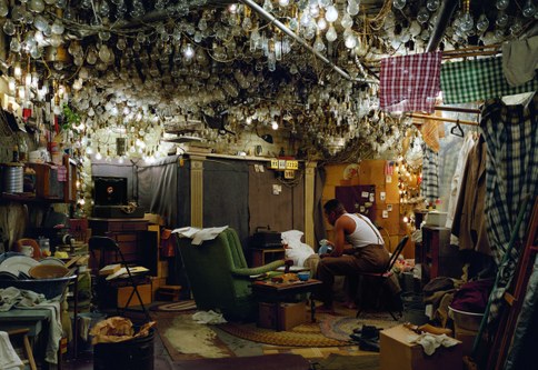 Jeff Wall: Invisible Man, The Prologue, 1999-2001, Großbild-Dia in Leuchtkasten