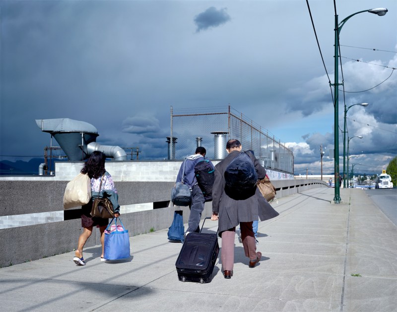 Jeff Wall: Overpass, 2001, Großbild-Dia in Leuchtkasten, 214,2 × 273,3 cm, Emanuel Hoffmann-Stiftung