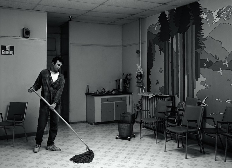 Jeff Wall: Volunteer 1996, Silbergelatine-Abzug, 221,4 × 313 cm