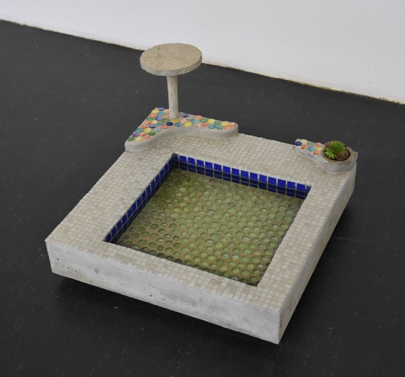 Ina Weber: Neutra-Pool, 2017, armierter Beton, Fliesen, Glaskiese