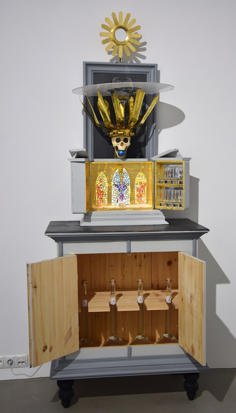 Der "Schnaps-Altar" von Roland Adlassnigg