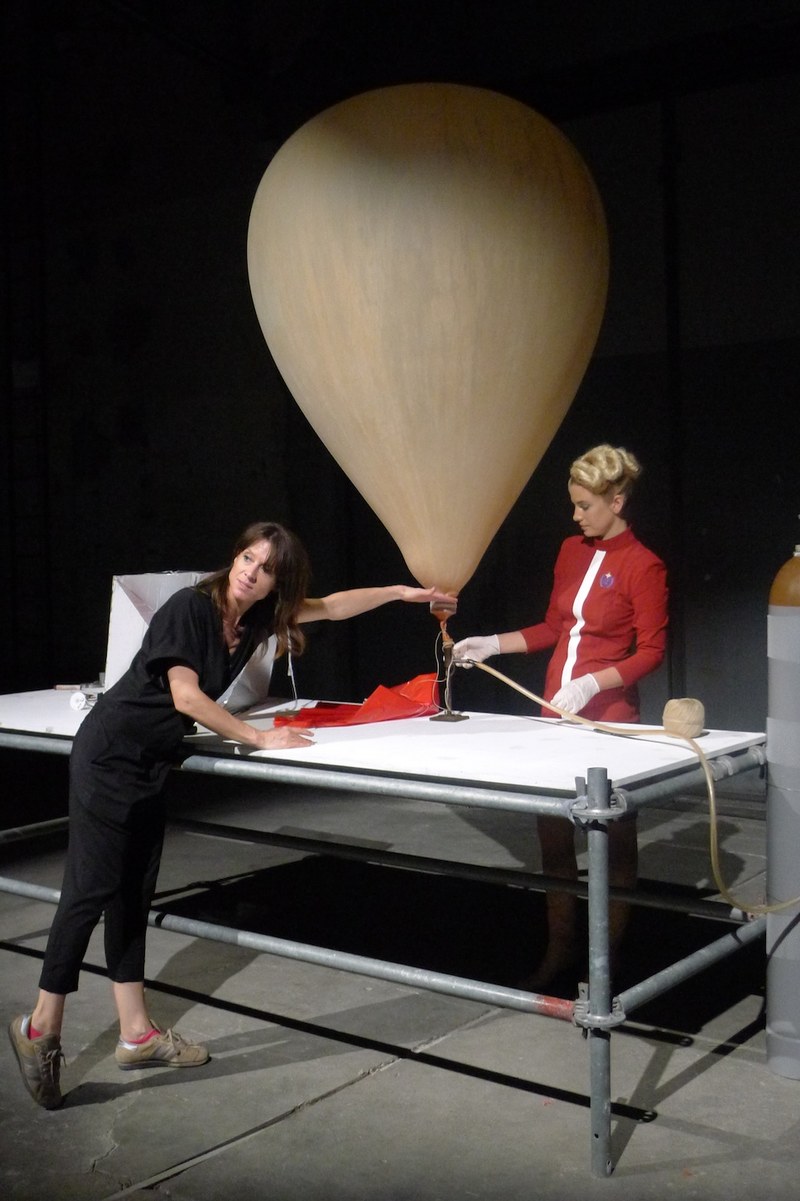 Nin Brudermann und Model beim Befüllen eines Ballons mit Helium