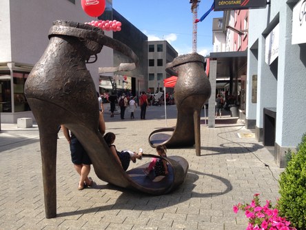 Die Schuhe "Sünderalla" von Brigitte Schneider und Susan Kopp sind beliebte Spielorte in Vaduz