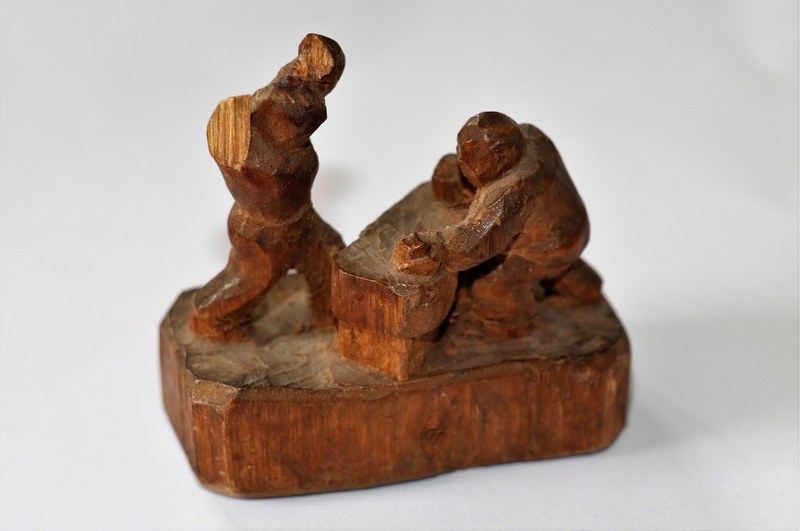 Die Kleinskulptur, eine Schnitzarbeit des Vaters.