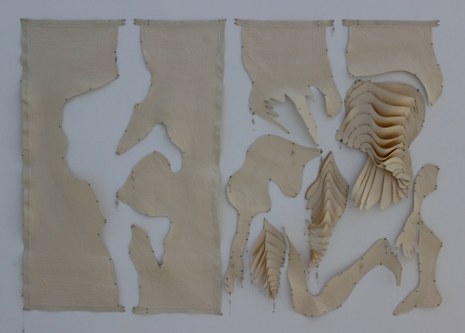 Barbara Graf: Konturen/Installation (Ausschnitt), 2005/2013 (Baumwolle, Haken und Ösen, Garn, Reißverschluss, 45 Teile)