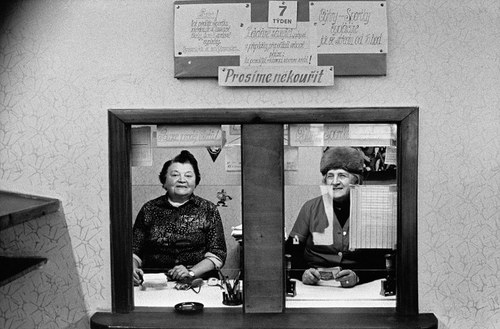 Iren Stehli: aus der Serie "Verkäuferinnen", Prag, 1976 - 83, © Iren Stehli / ProLitteris