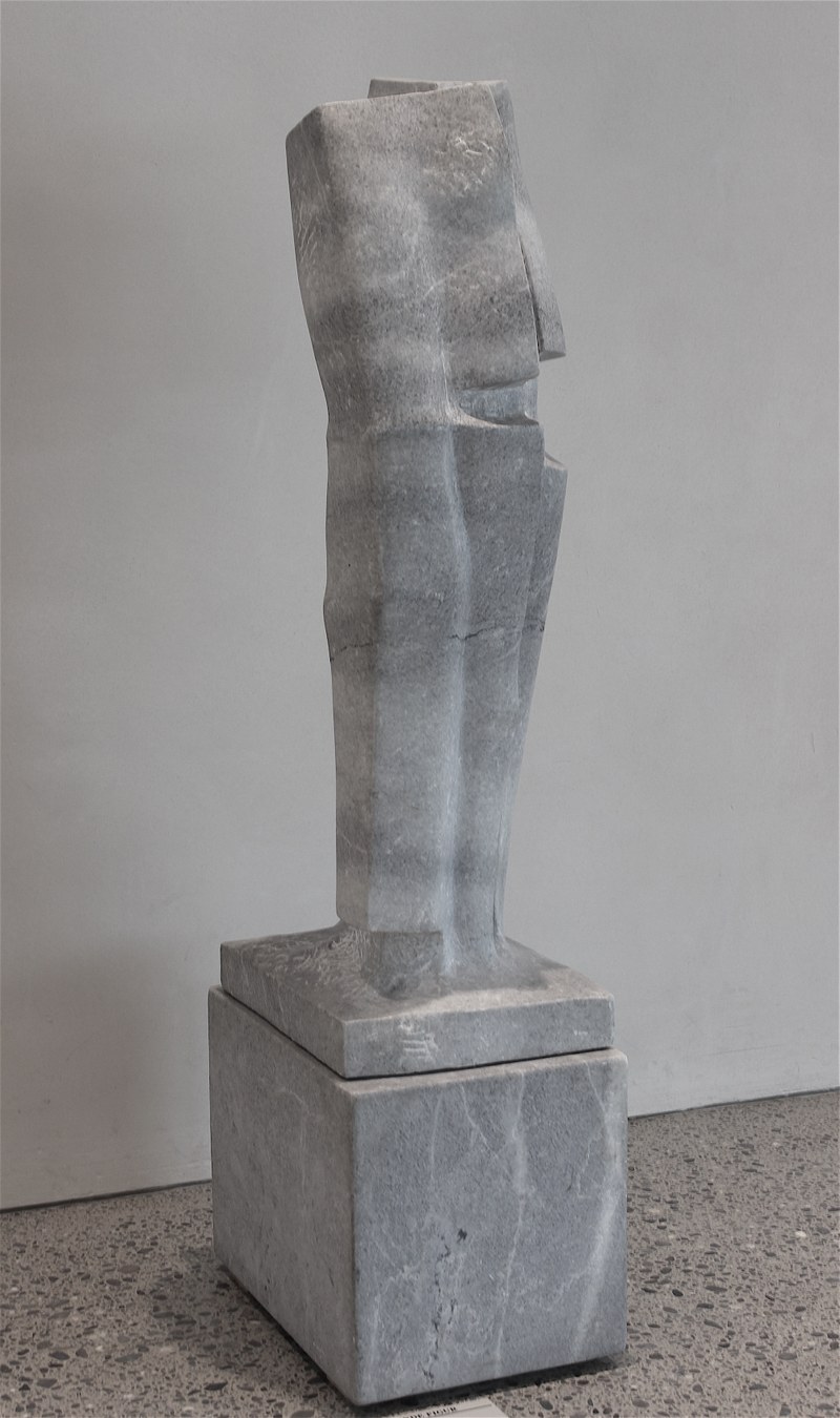 Herbert Albrecht: Stehende Figur, 1981, Grauer Marmor
