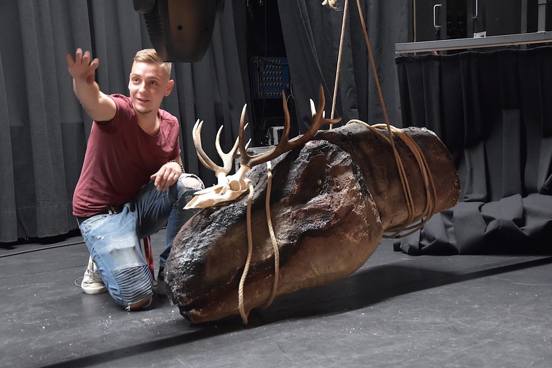 Ein Techniker bei der Hängung des Lindwurms aus Styropor von Nikola Bartenbach in der Remise Bludenz (© Karlheinz Pichler)