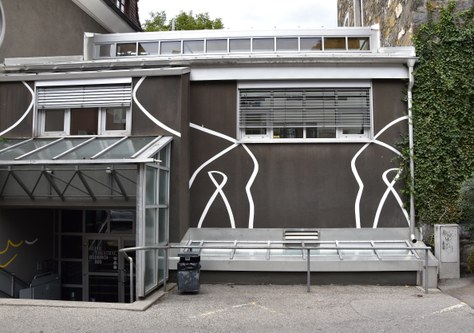Die von Sabine Marte gestaltete Außenfassade des Saumarktes (© Karlheinz Pichler)