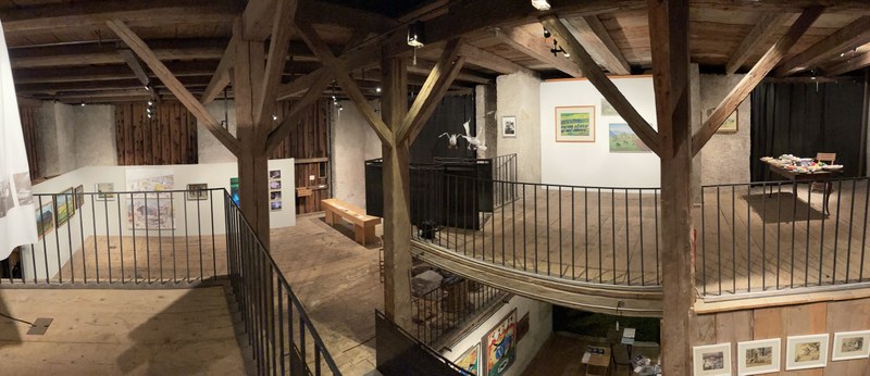 Blick in die Ausstellung "Ein Stück Heimat" in der Artenne Nenzing (© Helmut King)