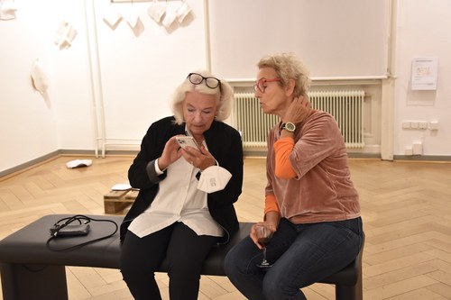 Die Künstlerinnen Ursula Doriga und Renate Ludescher nützten Besucherpausen ebenfalls für die Beschäftigung mit dem Smartphone (© Karlheinz Pichler)