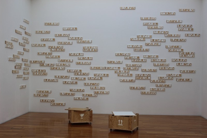 Eric Kressnig: "Lover". 124-teilige Installation, 2012, Acryl, Seekiefer, Tanne