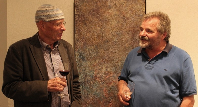 Oswald Perktold (Leiter des Kunstraums Pettneu) und Künstler Herbert Meusburger bei der Eröffnung der Ausstellung am 21.8. im Kunstraum Pettneu (alle Fotos: Karlheinz Pichler)