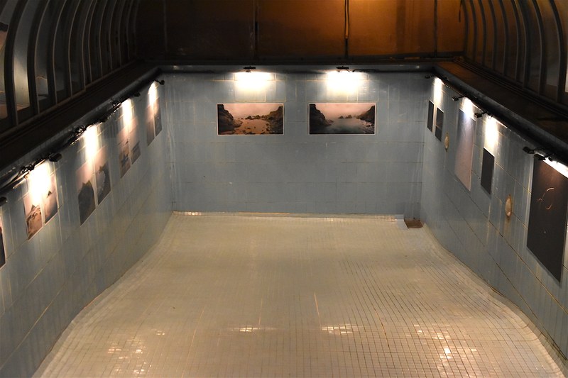 Foto-Ausstellung "Splash" im alten Aussenpool der Villa Müller