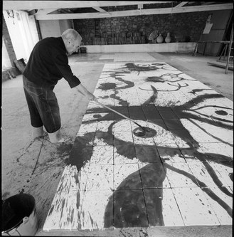 Joan Miró während seiner Arbeit an "Oiseaux qui s'envolent" in Galifa, 1971 (Foto: Francesc Catala-Roca. Copyright Arxiu Fotografic del Collegi d'Arquitectes de Catalunya, COAC. Copyright Successio Miro/ ProLitteris)