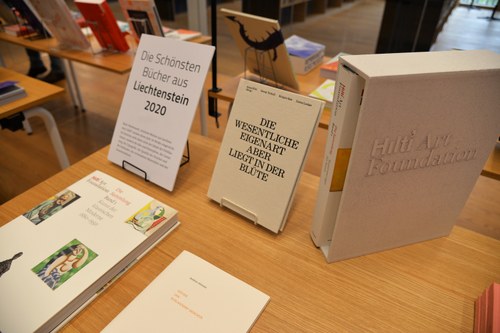 Die drei schönsten Bücher aus Liechtenstein mit dem prämierten Sammlungskatalog der Hilti Art Foundation, gestaltet von Kurt Dornig