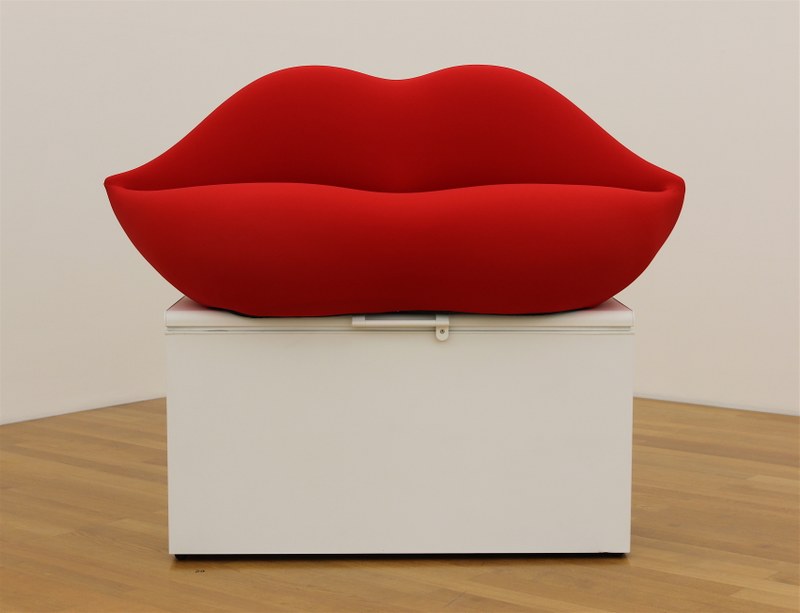 Bertrand Lavier: "La Bocca/Bosch". 2005, Sofa auf Kühlschrank