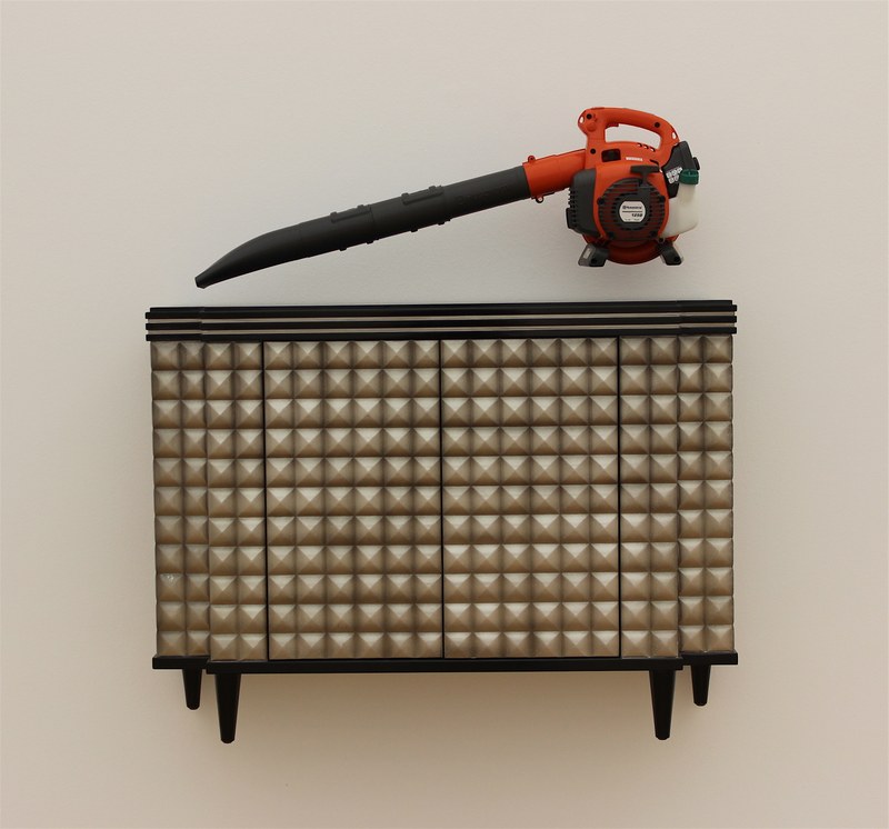 Bertrand Lavier: "Husqvarna - Art deco". 1986, Laubbläser, Art-deco Möbel