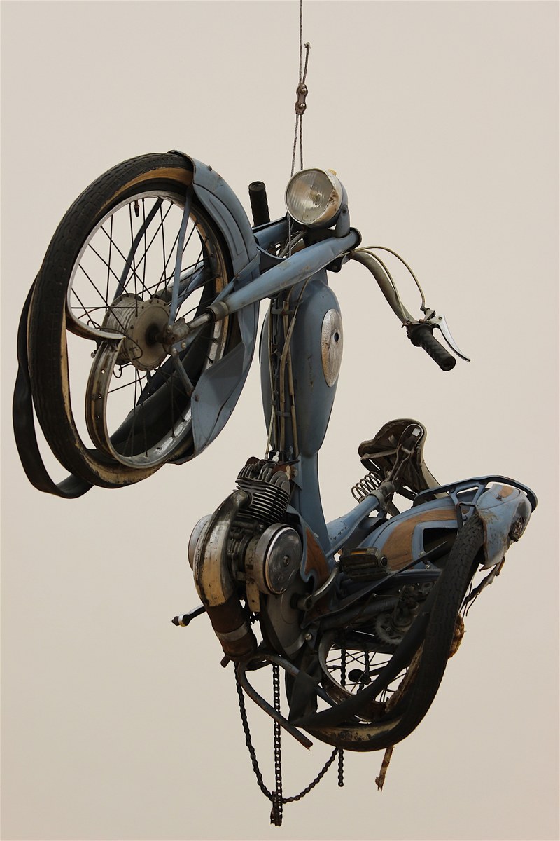 Betrand Lavier: "Mobymatic". 1993, Unfallmofa
