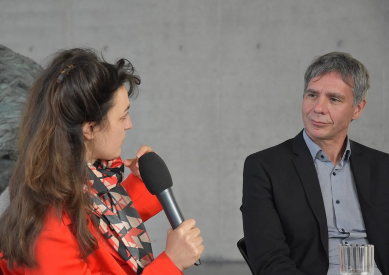 Thomas D. Trummer (r.) im Gespräch mit der Künstlerin Raphaela Vogel (Foto: Karlheinz Pichler)