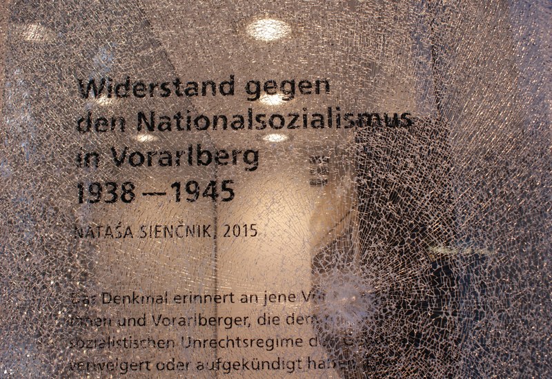 Mahn-/Wahn-/Denkmal, 2-teilig, Teil 1, 50 x70 cm, C-Print / 2017