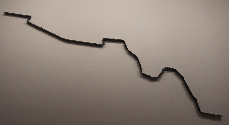 Ruth Schnell: Grenzzaun, Wandarbeit, 3D-Print, Magnete, Magnetfarbe (2014)