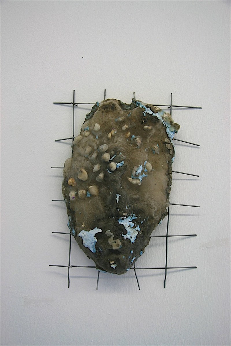 Alfed Graf: "Persona (Neptun an der Donau) 2". 2016. Sediment, Wachs, Trennmittel, Draht, 28 x 22