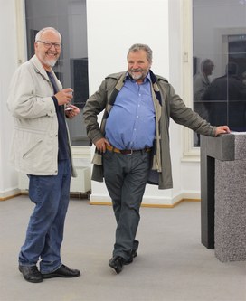 Bildhauer Herbert Meusburger (rechts) im Gespräch mit dem Künstlerkollegen Hubert Lampert (Fotos: Karlheinz Pichler)