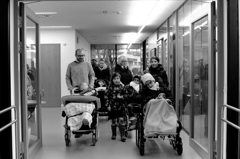 Nikolaus Walter: Die kleine Prozession (Schwarz-Weiß-Fotografie)