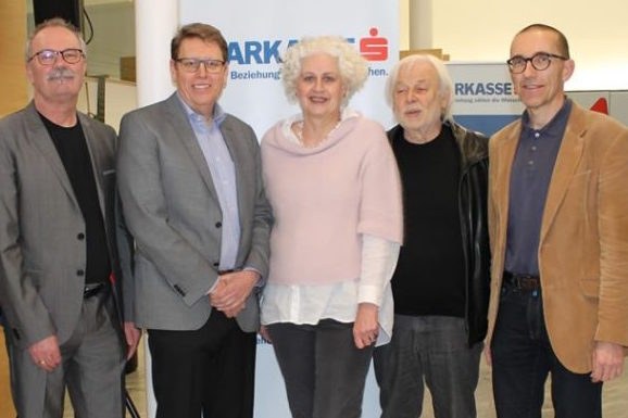 Bild von der Eröffnung (v.l.n.r.): Arthur Tscharre (Obmann Trägerverein Schulheim Mäder), Arnt Buchwald (Geschäftsführer Schulheim Mäder), Maria Bauer-Debois (Direktorin), Nikolaus Walter (Fotokünstler) sowie Walter Schmolly (Vernissageredner, Direktor Caritas Vorarlberg)
