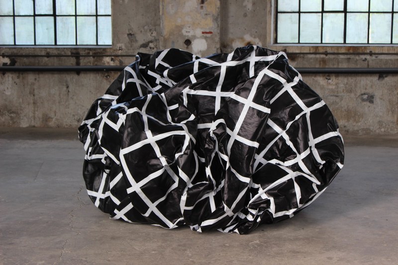 Esther Stocker: "Untitled", 2014, Kunstharz auf LKW-Plane