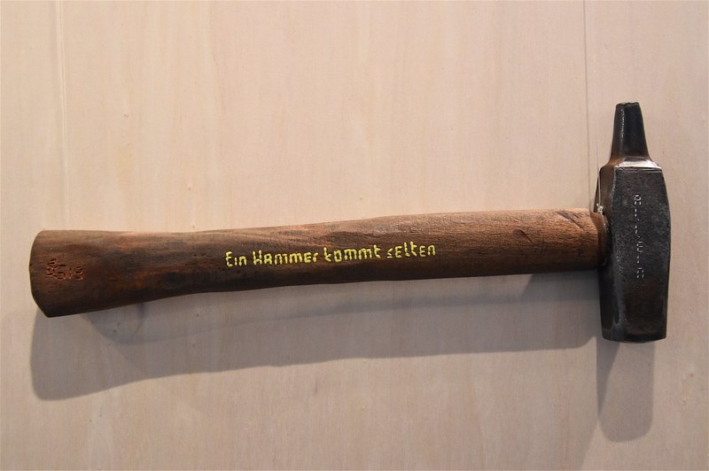 Benny Gleeson: Ein Hammer kommt selten allein, Hammerobjekt, 2018