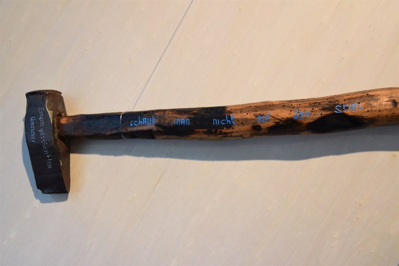 Benny Gleeson: Einem geschenkten Hammer schaut man nicht auf den Stiel, 2018