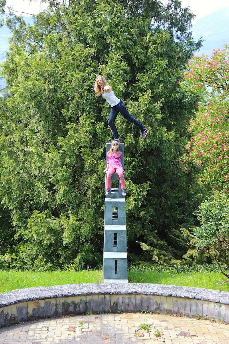 Begehbar: Claus Burys "Stufenschichtung" wird von Kindern gerne als "Klettermöbel" benutzt (Fotos: Karlheinz Pichler)