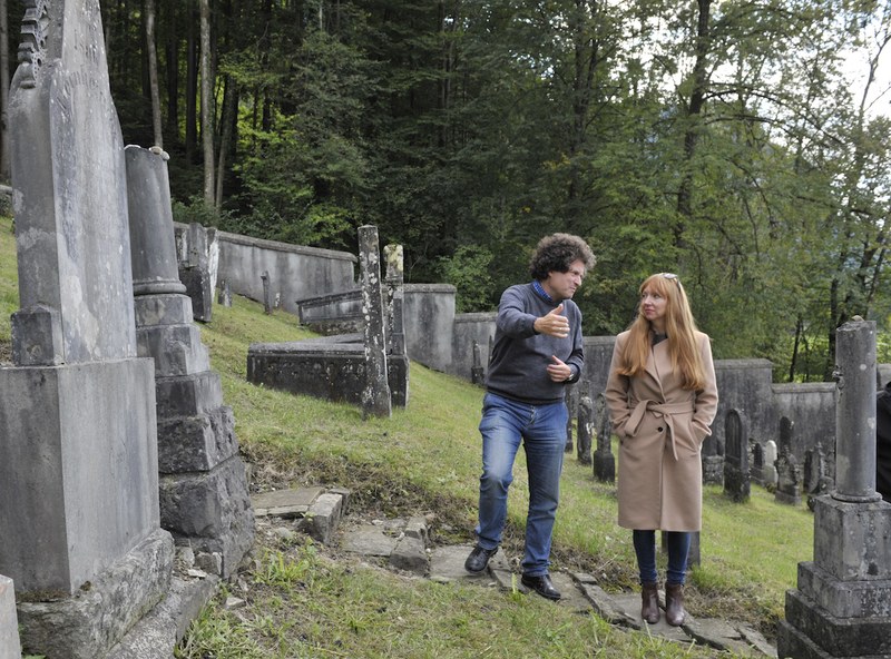 Susan Philipsz und Hanno Loewy beim Jüdischen Friedhof Hohenems (Foto: Rudolf Sagmeister)