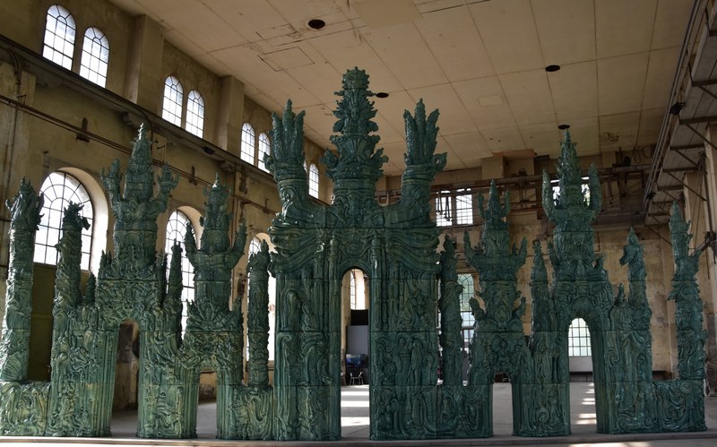 Die Rückseite der monumentalen Skulptur ist genauso beeindruckend wie die Vorderseite