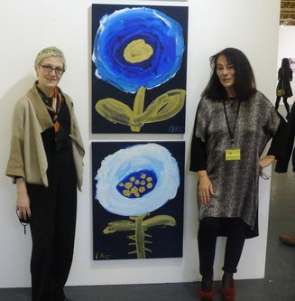 Die russische Künstlerin Marina Koldobskaya und Galeristin Lisi Hämmerle vor den Werken der Künstlerin