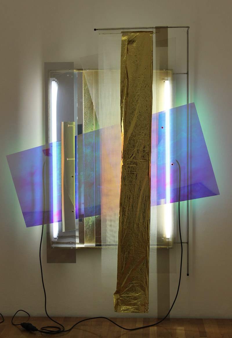 Sebastian Kuhn: Hangover Constructivism II, 2014, Metallkasten, Acrylglas, Spiegel, Neonröhren, Schrauben, Kabel