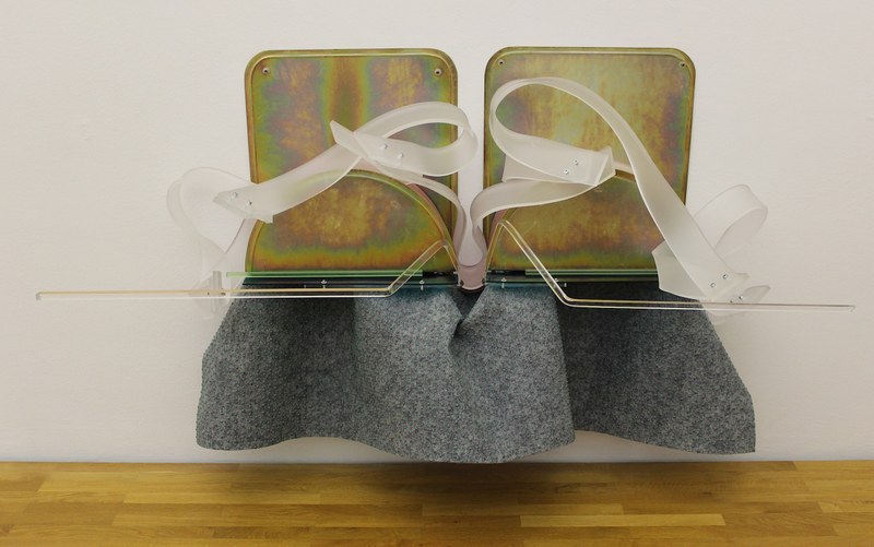 Sebastian Kuhn: Display Devices VII, 2014, Schlauchhalter, Sylomer, Nadelfilz, Acrylglas, Schrauben