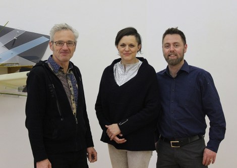 Kurator Alfred Graf (links) mit den Kunstschaffenden Aldona Kut und Sebastian Kuhn (Fotos: Karlheinz Pichler)
