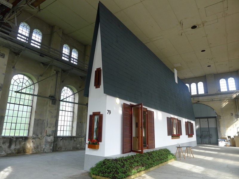 Erwin Wurms "Narrow House" in der Montagehalle des Kunstraums Dornbirn